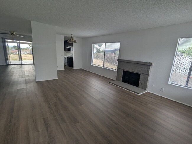 Building Photo - 4 Bedroom, 2 Bath - Single Story Home in P...