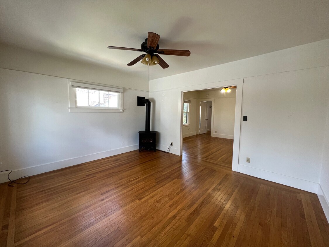 Primary Photo - 415 28th St