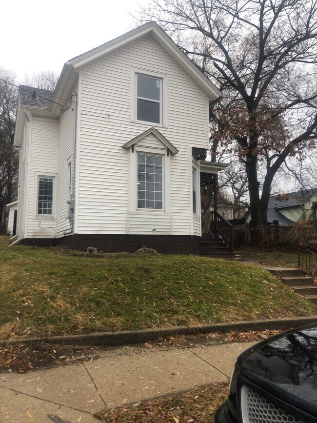 Building Photo - 1113 School St