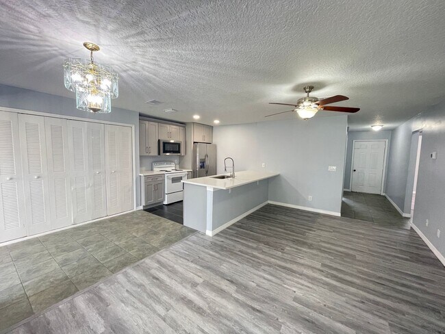 Building Photo - Stylish & Modern Living in the Heart of Or...
