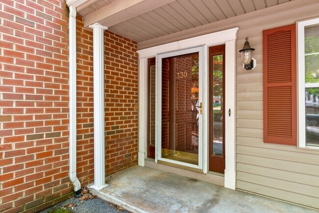 Building Photo - 3 bed/2.5 bath Off street parking
