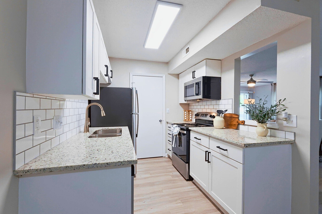 Primary Photo - The Retreat at Concord Apartments