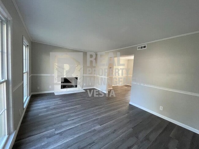 Building Photo - Completely Renovated North Macon Townhouse!