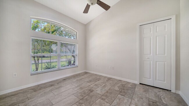 Foto del edificio - 4-Bedroom Home with Pool in Eastlake Commu...