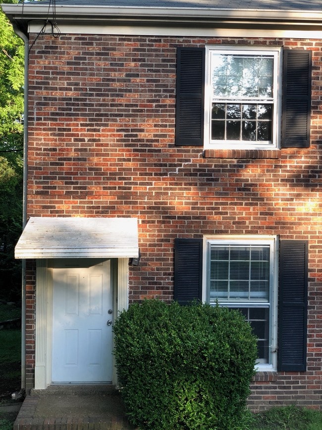 Foto del edificio - 2833 Hillside Dr