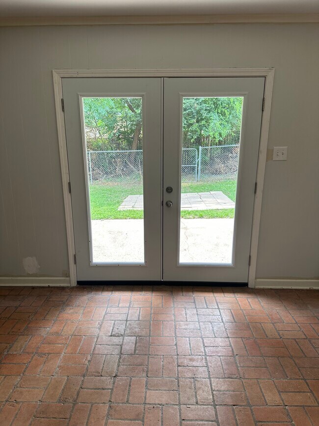 Foto del edificio - 1927 Montrose Dr