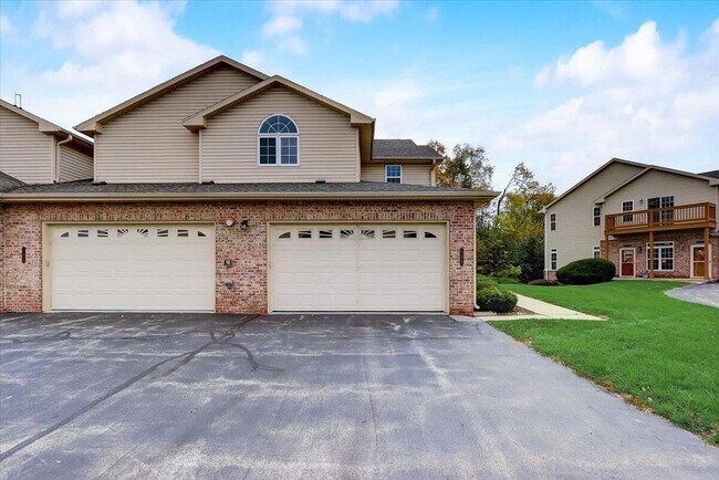 Building Photo - Gorgeous 3BED/2Bath New Berlin Condo!