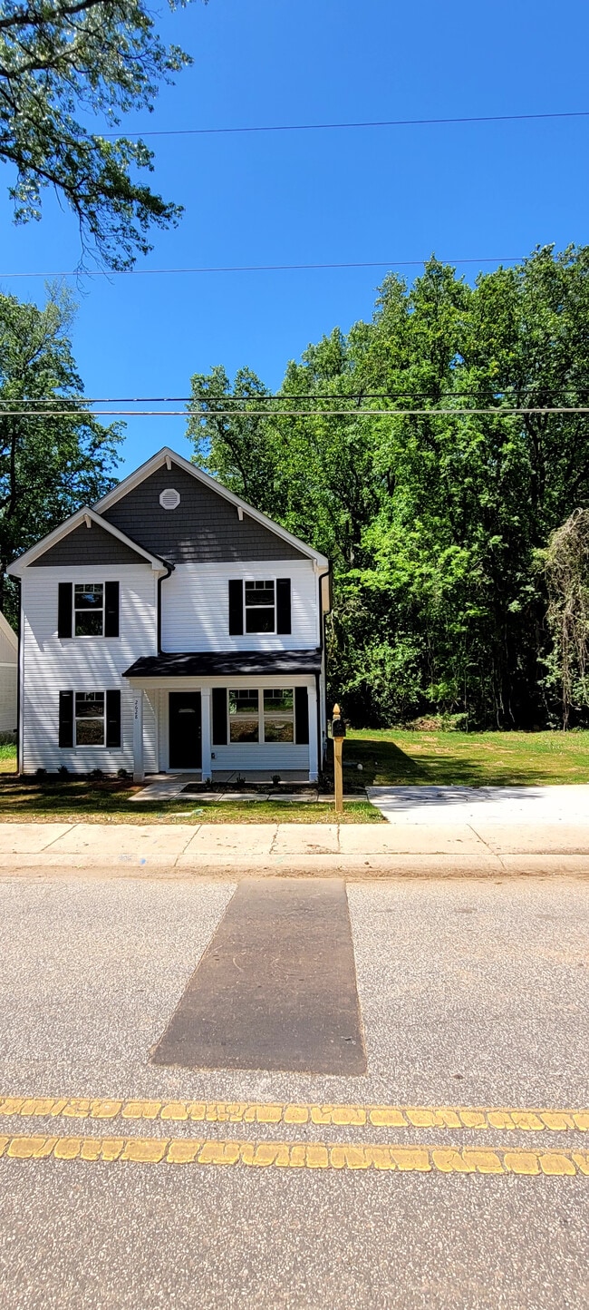 Building Photo - Room in House on Kenhill Dr