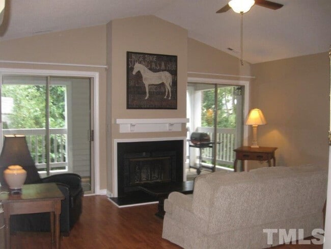 Building Photo - Room in Townhome on Sunpointe Dr