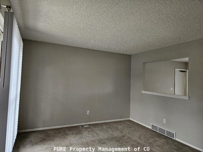 Foto del edificio - Tri-level home with central air and 1-car garage