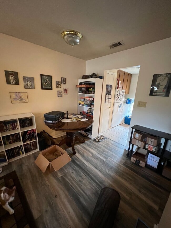 Building Photo - Duplex in Residential Eastside Area