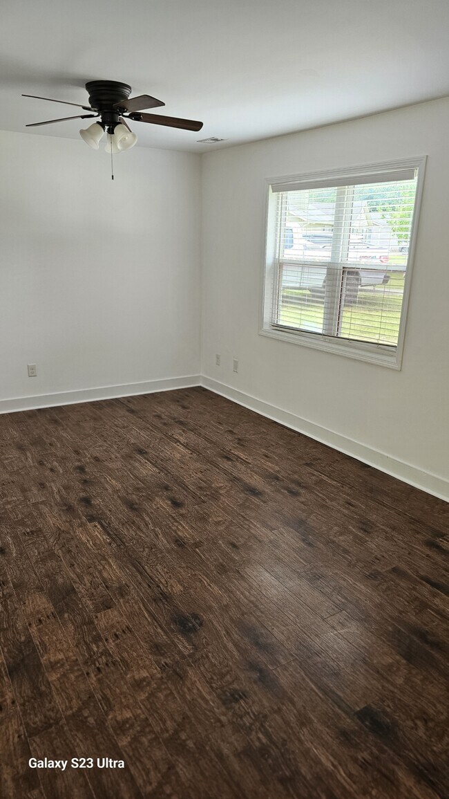 Foto del edificio - 912 Laurel Ln