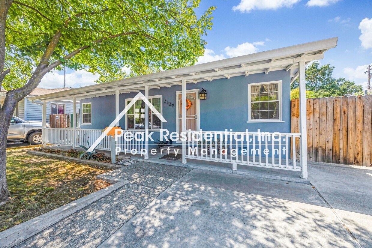 Foto principal - 3 br, 1 bath House - 2229 Edgewater Rd
