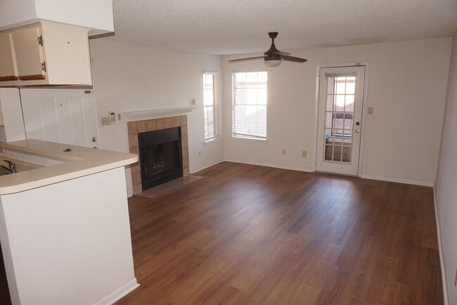 Building Photo - Excellent Location 2 Bed 1 Bath with Firep...
