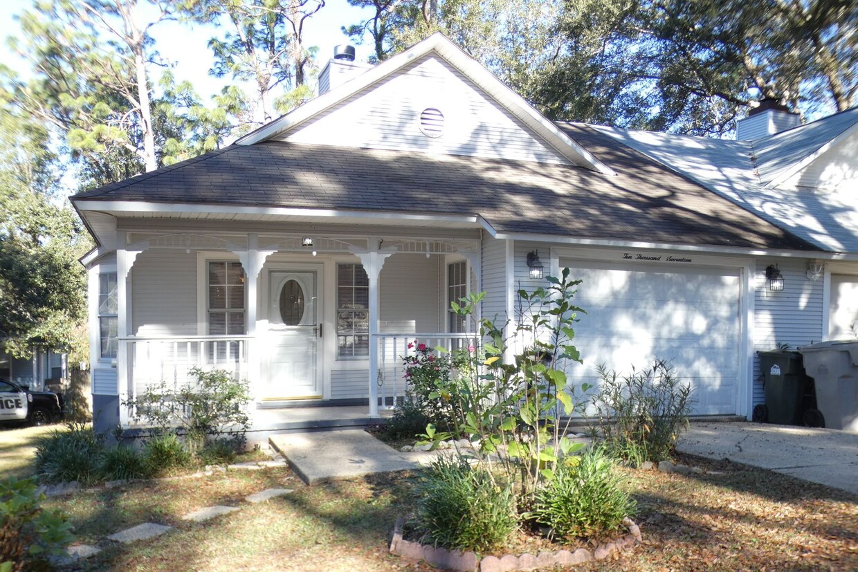 Primary Photo - Great Duplex Available in Pensacola