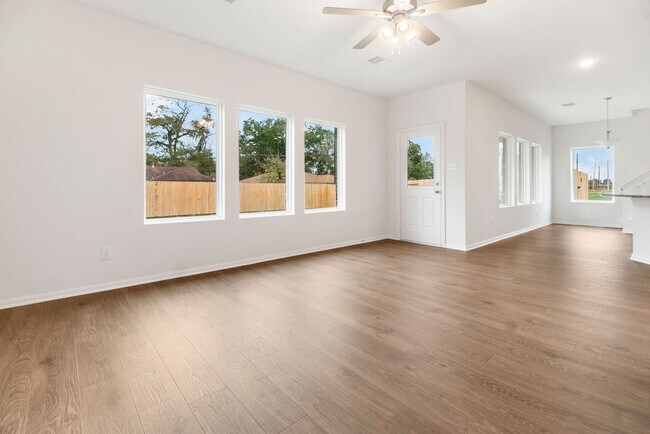 Building Photo - 409 Magnolia Ln
