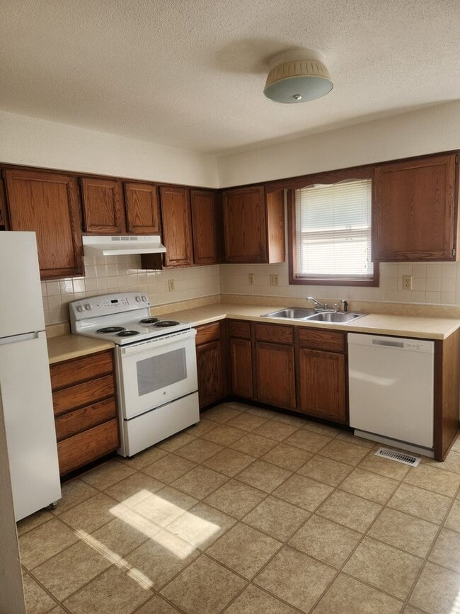 Building Photo - 409 N Ridgeview Dr
