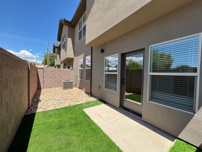 Building Photo - HURRICANE TOWNHOME FOR RENT!