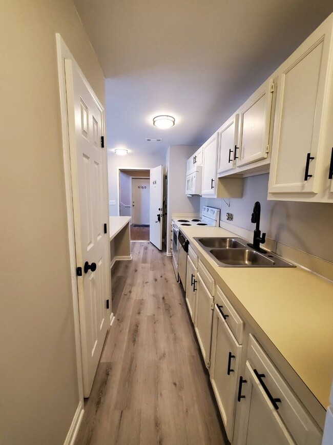 Foto del edificio - Beautiful Condo Available for Rent in Char...