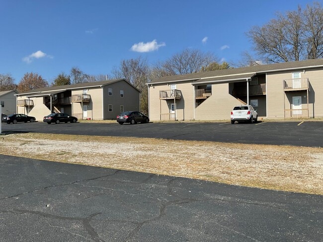 Building Photo - Nice 2BR/1BA Apartment near MSSU Campus in Joplin, MO. upstairs unit!!!