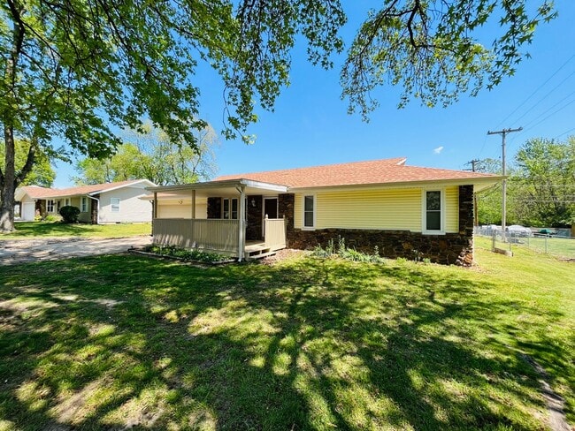 Foto del edificio - Available Now! 3 bed/2 bath/2 car with fen...