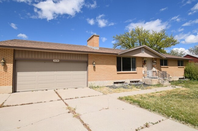 Building Photo - Updated 5 Bed West Valley Gem with Great Layout & Outdoor Living Space!!