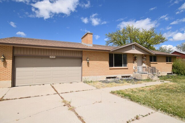 Foto del edificio - Updated 5 Bed West Valley Gem with Great Layout & Outdoor Living Space!!