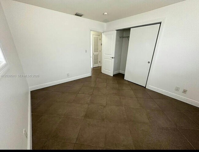 Foto del edificio - 323 Northlake Dr