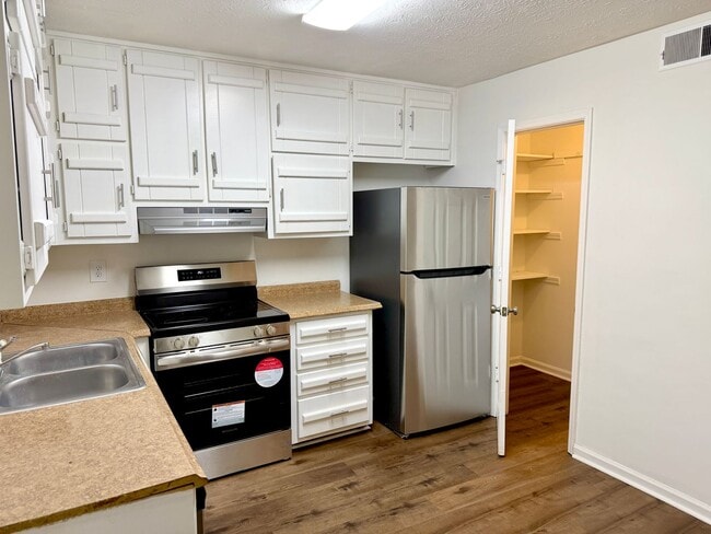 Building Photo - Welcome to this charming 2-bedroom, 2-bathroom home located in the heart of Fayetteville, GA.