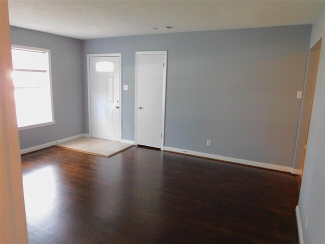 Foto del edificio - 3719 Meadowlake Rd