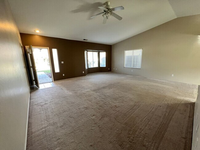 Building Photo - 412 Apple Way