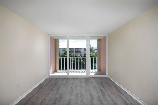 Building Photo - 2 Bedroom 2 Bathroom in Santa Clara Condo