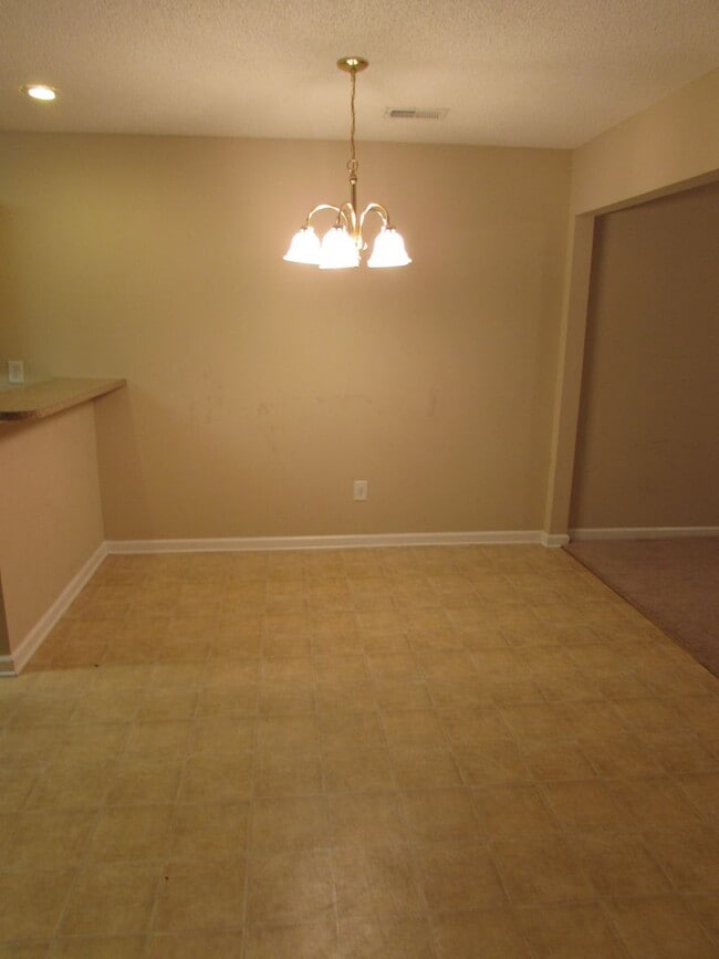 Building Photo - Conveniently Located Duplex!