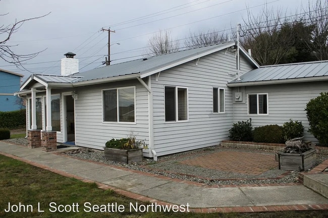 Frente de la casa. Zona de comedor al aire libre. - 21204 3rd Ave S