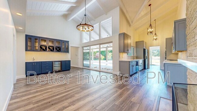 Foto del edificio - 475 Country Club Dr