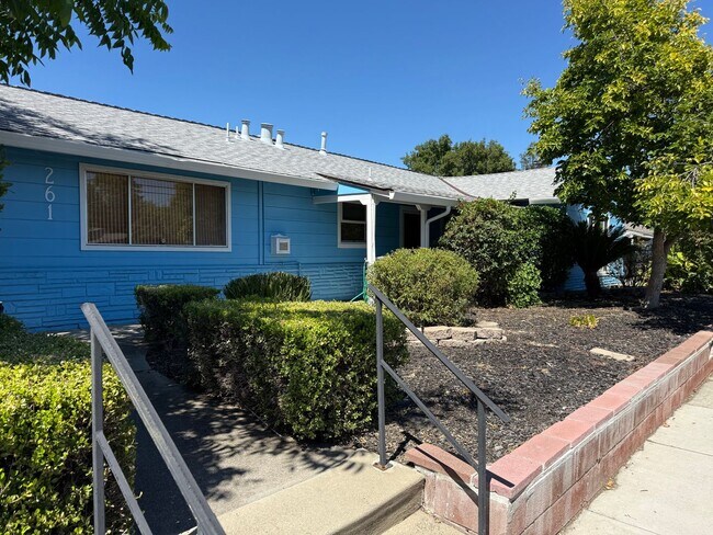 Building Photo - Pleasant Living in Pleasant Hill