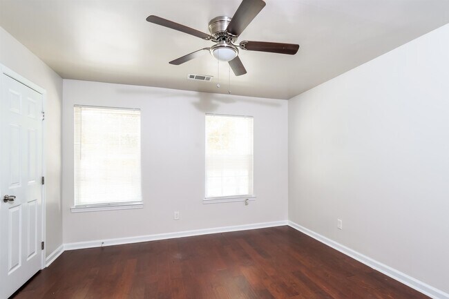 Building Photo - 6923 Parkbrook Ln