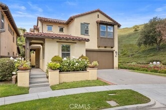 Building Photo - 33 Gamella
