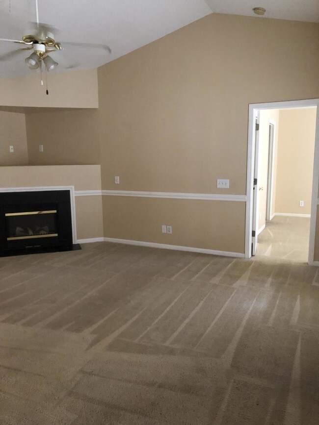 Building Photo - 2217 Locksley Woods Dr