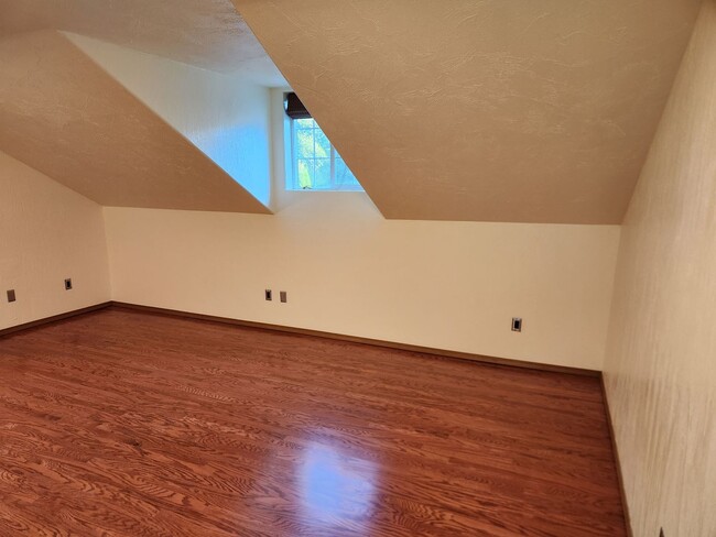 Building Photo - R299
