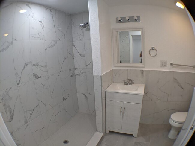 Building Photo - Colonia Ln