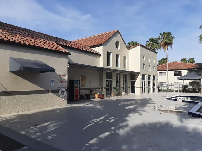 Foto del edificio - 3405 Winkler Ave Ext