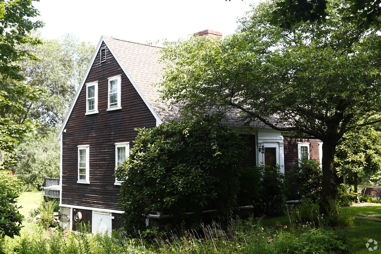 Building Photo - 132 Weir St