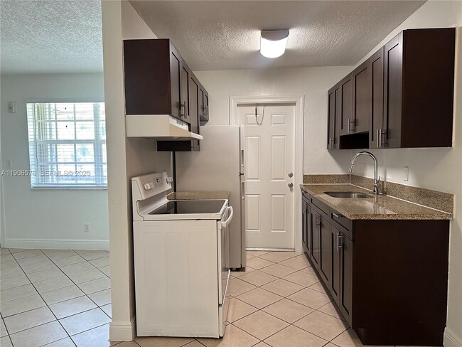 Building Photo - 2900 NE 17th Ave