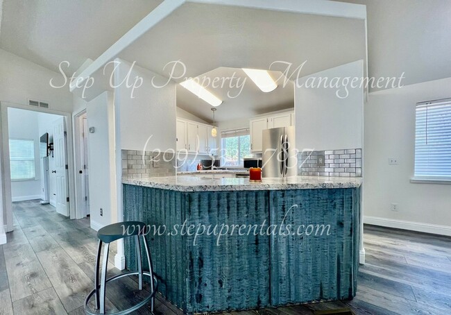 Building Photo - Beautifully Updated 2 Bedroom 2 Bathroom H...