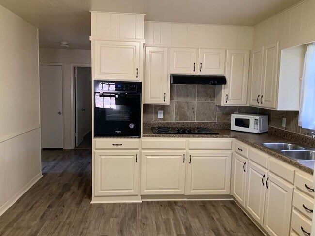Building Photo - Good looking, updated 2 bedroom close to c...