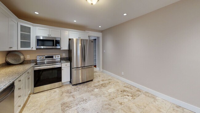 Building Photo - Renovated 5BR/3BA Cottage Near UTK | Walka...