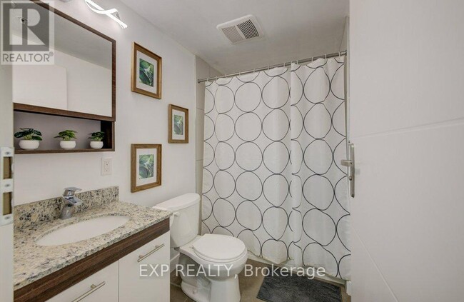 Building Photo - 250 Albert St