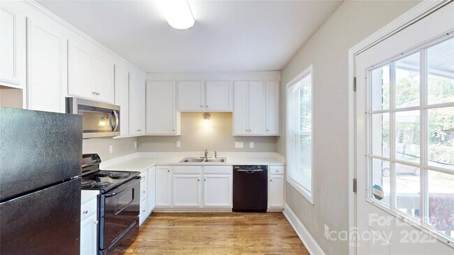 Foto del edificio - 2131 Kirkwood Ave