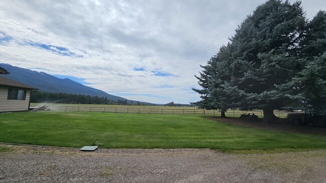 Building Photo - Fully Furnished house on 40 Acres Horse Pr...